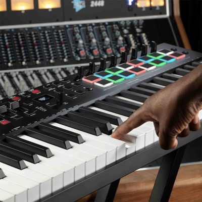 7. M-AUDIO Oxygen PRO 49 - Keyboard-Controller