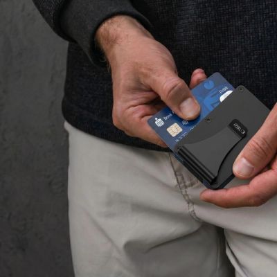7. Tech-Protect Thorn RFID-Geldbörse – Schwarz