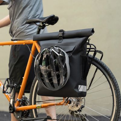6. Rockbros Fahrradtasche mit Rucksackfunktion, wasserdicht, mit Helmbefestigung 18l - Schwarz