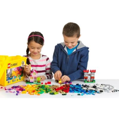 8. LEGO Classic 10698 Kreative Bausteine Große Box