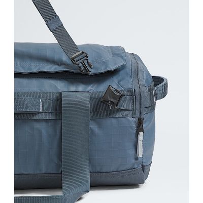8. The North Face Base Camp Voyager Reisetasche 42L – Grau/Frostgrau
