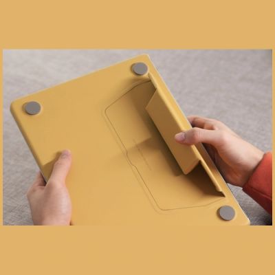 6. UNIQ Lyden Versa Hülle für MacBook Air 13" 2022 / 2024 / 2025 / 2026 - Gelb