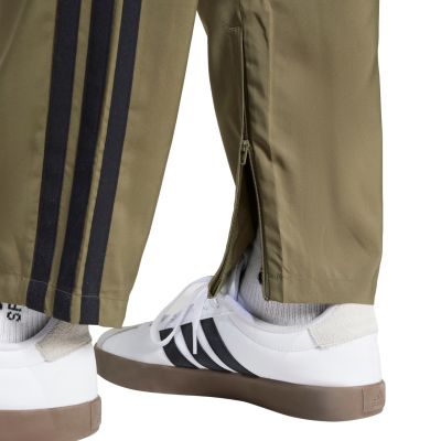 6. adidas Essentials 3-Streifen Stanford Herrenhose mit offenem Saum, Olivgrün, JE6401