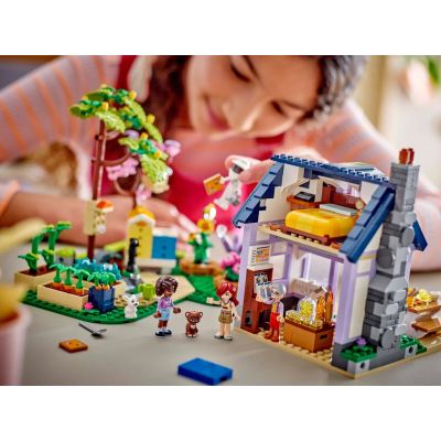 10. LEGO FRIENDS 42669 Imkerhaus und Blumengarten