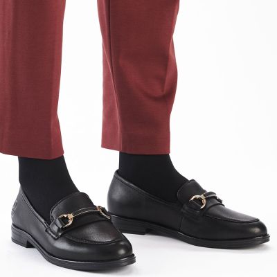 6. Schwarze Damen-Ledermokassins von Rieker, Modell 46262-01