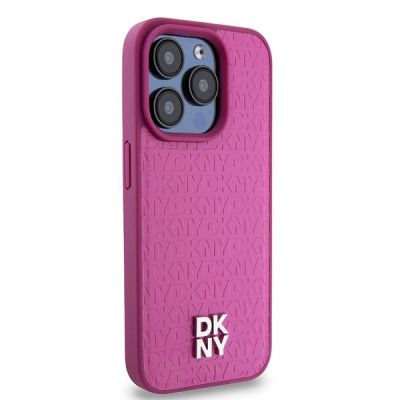 4. DKNY MagSafe-Hülle aus Leder mit Monogrammmuster und Metalllogo für iPhone 15 Pro, Pink