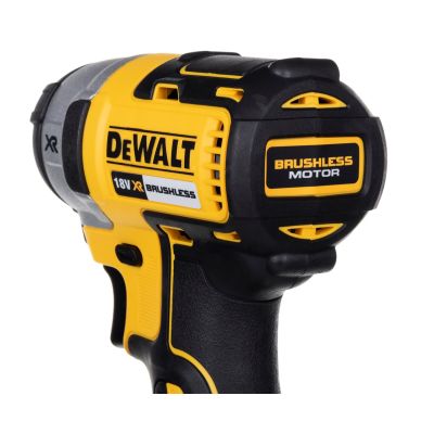 8. 18V DCK422P3 DEWALT Kombi-Kit