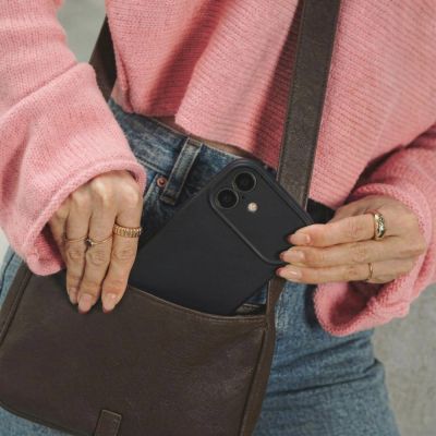 6. Tech-Protect Silikon MagSafe Hülle für iPhone 17 - Schwarz