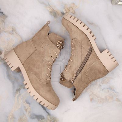 9. Wildlederstiefeletten mit Blockabsatz und Plateau, isoliert, M.Daszyński W SAN22, beige