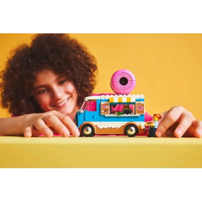 8. LEGO CITY 60452 Mobiler Donut-Shop