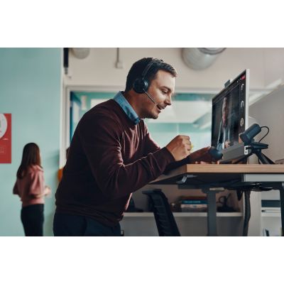 7. POLY Voyager Focus 2 USB-CC Headset mit USB-C/A-Adapter und Ladestation