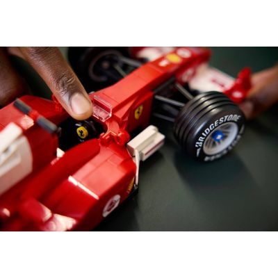 12. LEGO Icons 11375 – Ferrari F2004 und Michael Schumacher