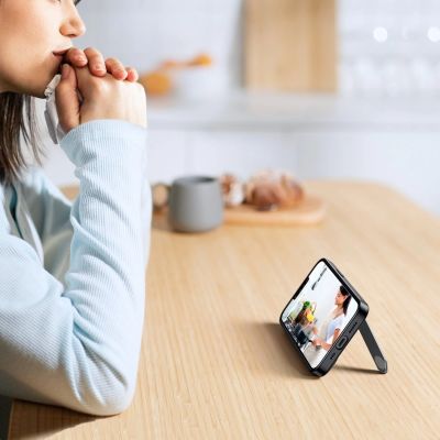 4. Ugreen LP633 Kickstand Schutzhülle Hardcover mit Gelrahmen und integriertem Ständer für iPhone 14 (90924)