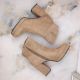 7. Wildlederstiefeletten mit Blockabsatz und Plateau, isoliert, M.Daszyński W SAN24B, beige