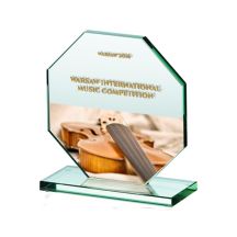 Glastrophäe mit LuxorJet-Farbdruck, graviert und mit Farbe ausgefüllt