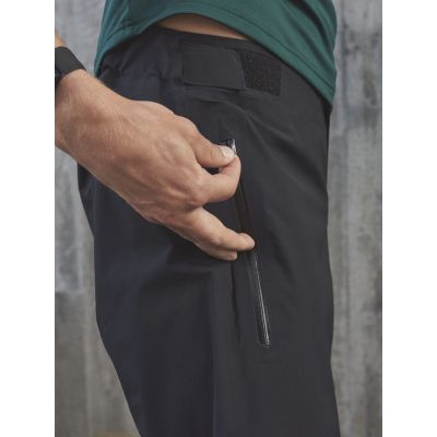 3. POC Bastion Shorts Schwarz