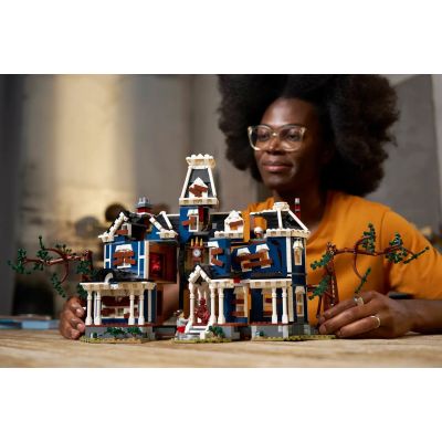 9. LEGO Icons 11370 – Stranger Things: Creel-Haus