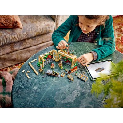 9. LEGO Harry Potter 76445 Schloss Hogwarts: Kräuterkundeunterricht