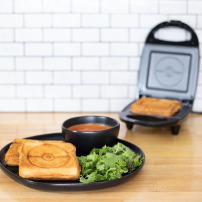 6. Uncanny Brands Pokémon Pokéball-Toaster Schwarz, Rot, Weiß