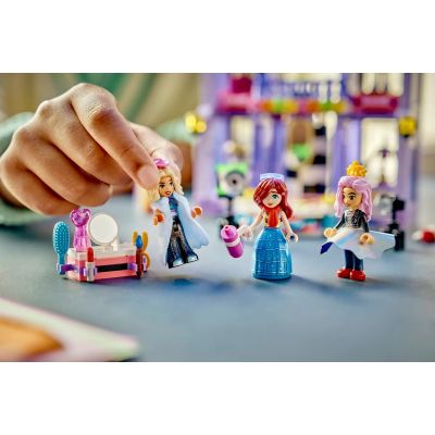 9. LEGO Friends 42685 Heartlake Modenschau