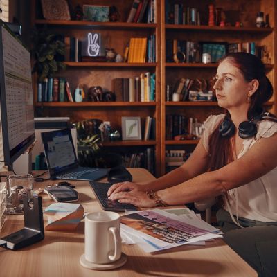 248. POLY Voyager Focus 2 Microsoft Teams-zertifiziertes USB-CC-Headset + USB-C/A-Adapter + Ladeschale