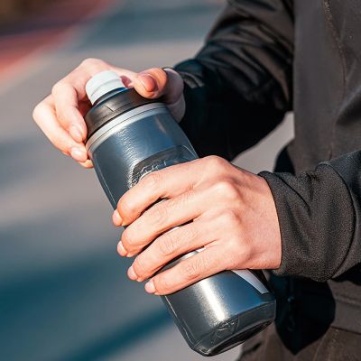 3. Rockbros Thermosflasche für Fahrräder, 620 ml, BPA-frei – Schwarzverlauf