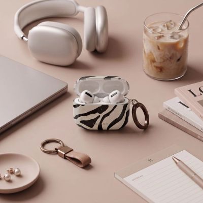 8. Tech-Protect Lamano Hülle für AirPods 4/5 – Schwarz und Beige
