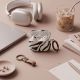 8. Tech-Protect Lamano Hülle für AirPods 4/5 – Schwarz und Beige