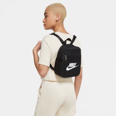 6. Nike Sportswear Futura 365 Mini-Rucksack CW9301 010