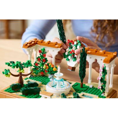 9. LEGO Icons 10359 Gartenbrunnen