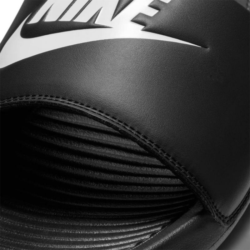 5. Nike Victori One M CN9675 002 Pantoletten