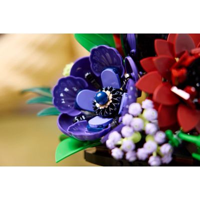 9. LEGO Botanische Kollektion 11513 – Dunkles Blumenarrangement
