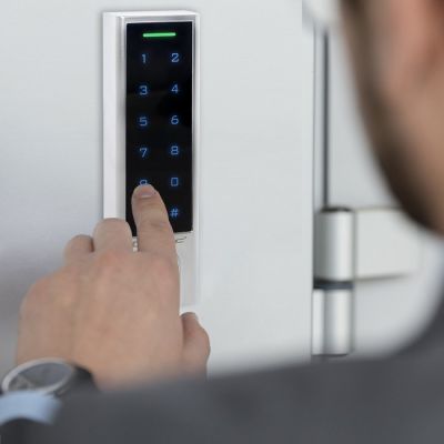 6. QOLTEC TITAN Touch-Codeschloss mit Fingerabdruckleser | RFID | BT 4.0 | Code | Karte | Schlüsselring | Klingel | IP68