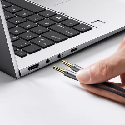 2. Ugreen AUX-Splitterkabel 3,5-mm-Miniklinke (weiblich) - 2x 3,5-mm-Miniklinke (männlich - Mikrofon und Kopfhörer) silber (AV193 50255)