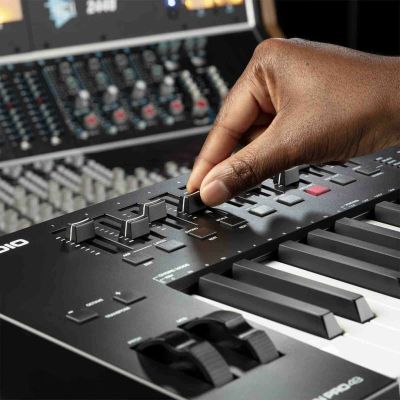 6. M-AUDIO Oxygen PRO 49 - Keyboard-Controller