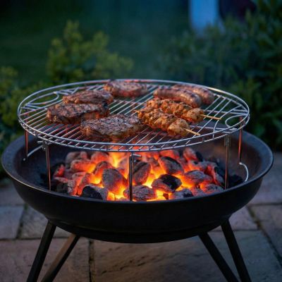 4. 65 cm Grill mit klappbaren Beinen für einen Gartenkamin