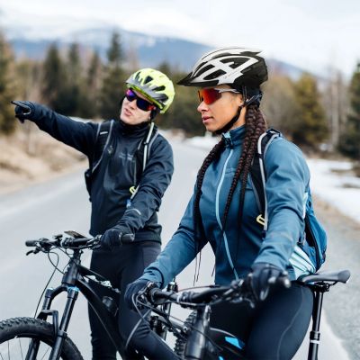 10. Wozinsky MTB-Fahrradhelm mit abnehmbarem Visier und USB-Rücklicht, Größe M – Schwarz und Weiß