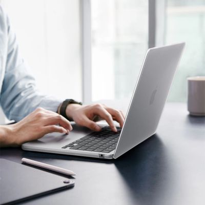5. Spigen AirSkin Hülle für MacBook Air 13" 2023/2024/2025/2026 - Transparent