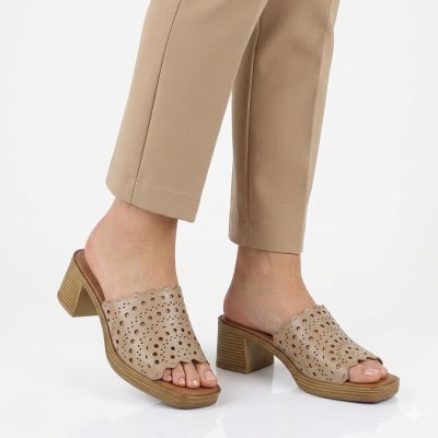 5. Beige Damen-Pantoletten mit Lochmuster und Absatz, Modell M.Daszyński MR2598-7