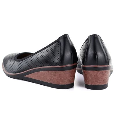 4. Schwarze Damen-Keilpumps mit Lochmuster, Vinceza 58629