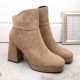 12. Wildlederstiefeletten mit Blockabsatz und Plateau, isoliert, M.Daszyński W SAN24B, beige