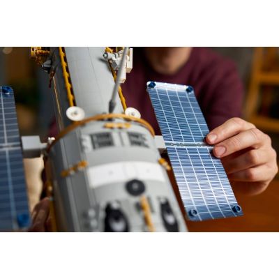 8. LEGO Icons 11382 - Hubble-Weltraumteleskop