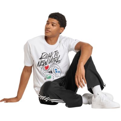6. adidas FIFA World Cup 26™ Road to NYNJ Grafik-T-Shirt für Herren, Weiß, KB2535