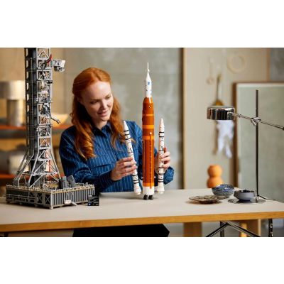 11. LEGO Icons 10341 NASA Artemis SLS-Rakete
