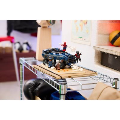 12. LEGO Marvel Super Heroes 76349 – Spider-Man Gefangenenjagd