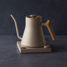 Fellow Stagg EKG PRO 900ml Sesambeige Wasserkocher mit Holzgriff