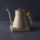 Fellow Stagg EKG PRO 900ml Sesambeige Wasserkocher mit Holzgriff