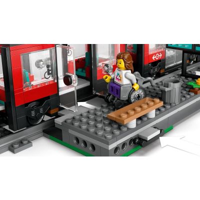 7. LEGO City 60423 Straßenbahn mit Haltestelle