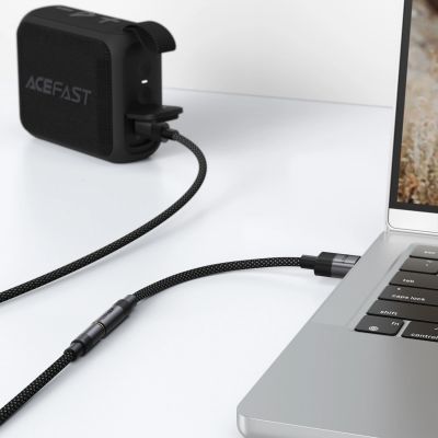 6. Acefast J13 USB-A auf 3,5-mm-Miniklinkenadapter – Schwarz