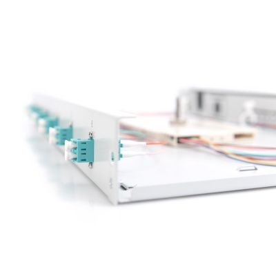 5. FO-Patchpanel mit Geräten, 19 Zoll, 1 HE, 6x LC DX, OM3, Anschlusskabel, Adapter, Einschubfächer, verschiebbar, grau